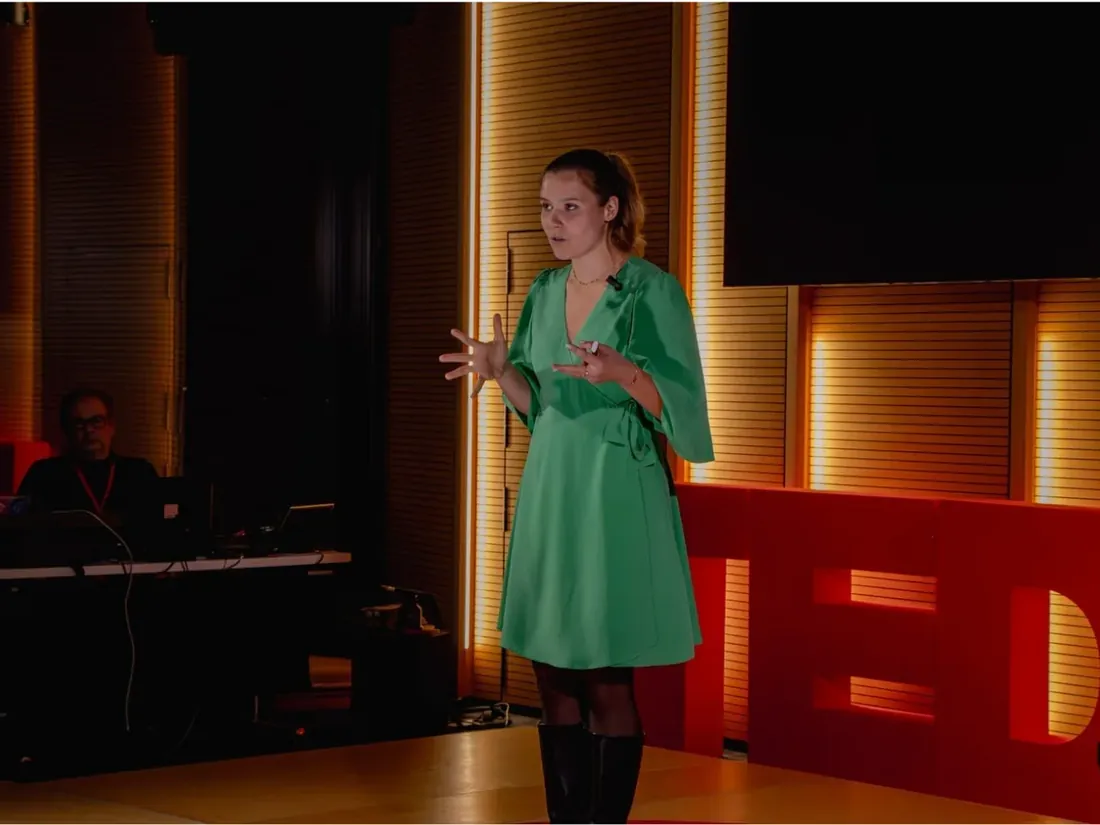 Fiona Beenkens sur la scène d'un TEDx