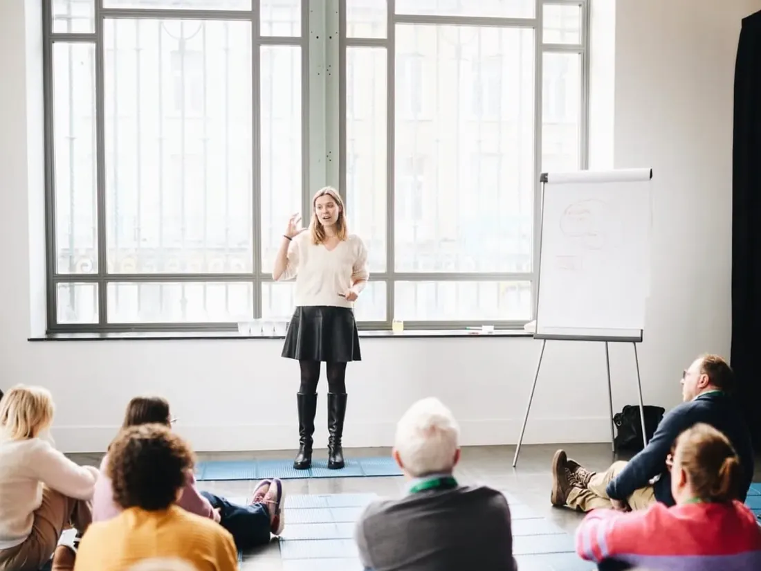 Fiona Beenkens animant un atelier en groupe